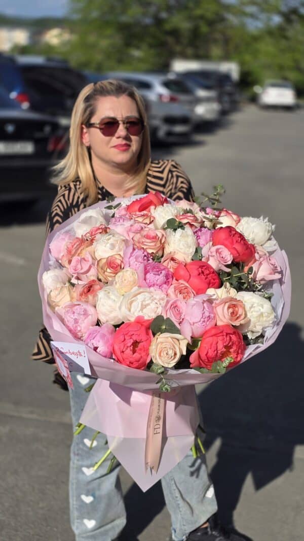 buchet floral luxury cu bujori și trandafiri premium pastel