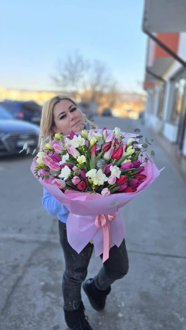 buchet floral premium cu 71 de frezii si lalele in nuante roz si alb