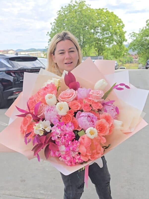 buchet premium cu bujori parfumati, lalele si hortensie eleganta