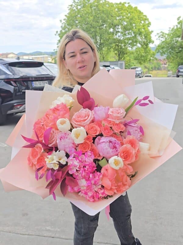 buchet elegant cu bujori, mini trandafiri si frezii parfumate