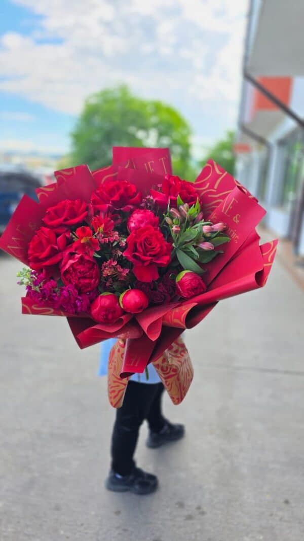 buchet floral premium cu bujori roșii și trandafiri roșii speciali