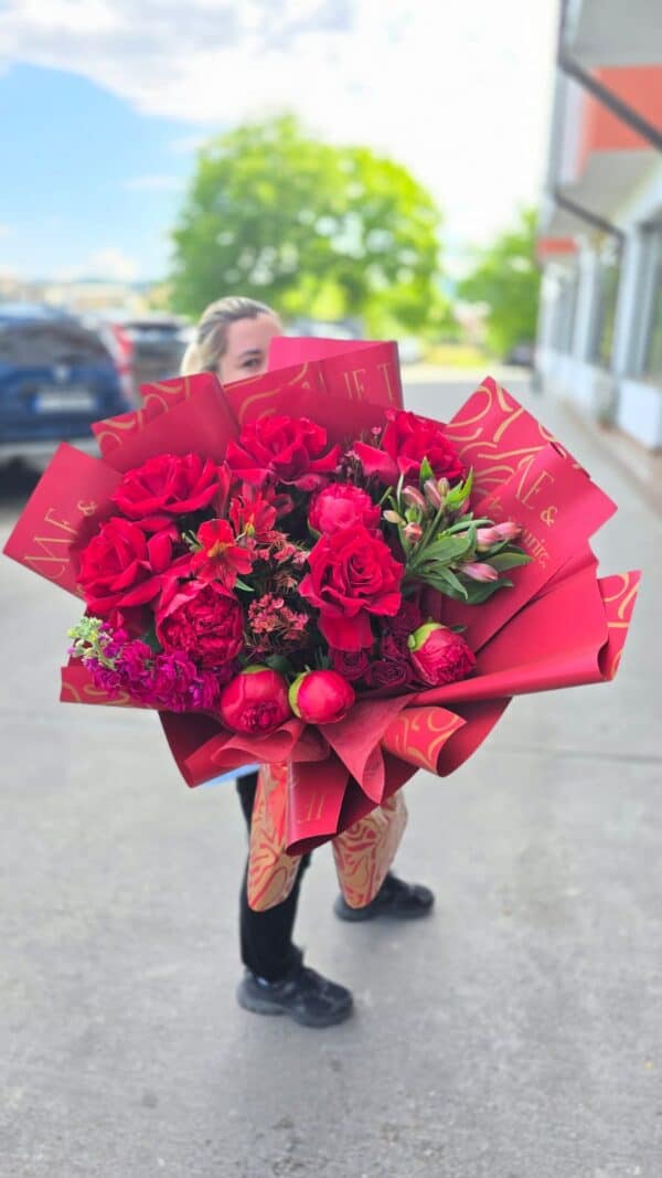buchet luxury cu bujori roșii și trandafiri premium