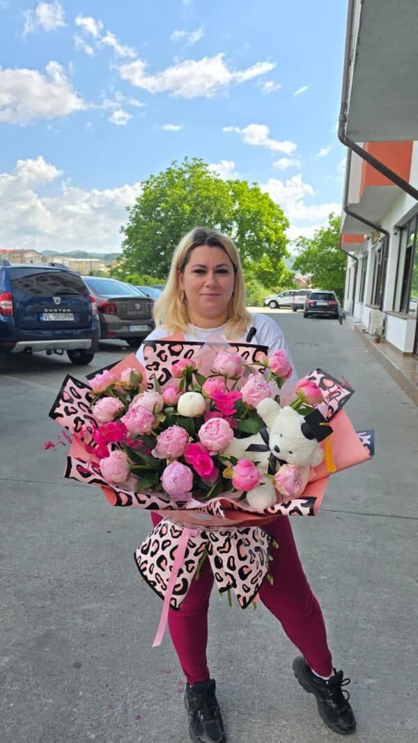 buchet premium cu 19 bujori roz și ursuleț cu tocă