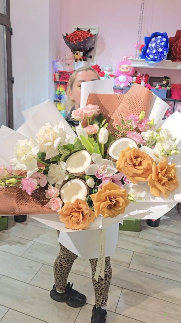 buchet flori exotice cu cocos trandafiri caramel orhidee mini trandafiri si flori albe premium