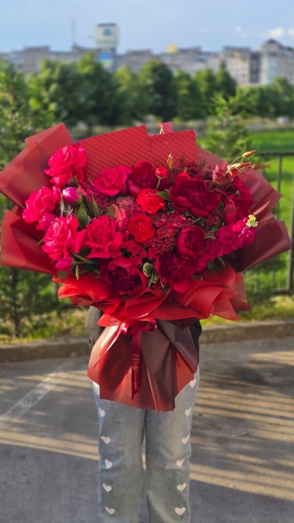 buchet floral premium cu mix de flori parfumate roșii și roz