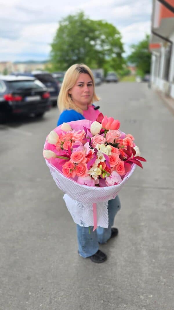 buchet floral elegant cu flori premium pastelate și parfumate