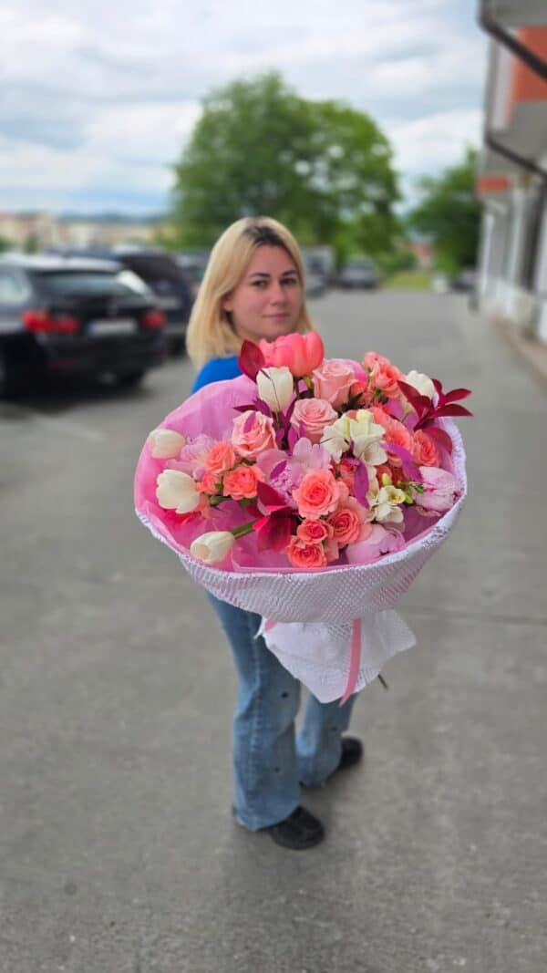 buchet premium cu mix de flori parfumate în nuanțe pastelate