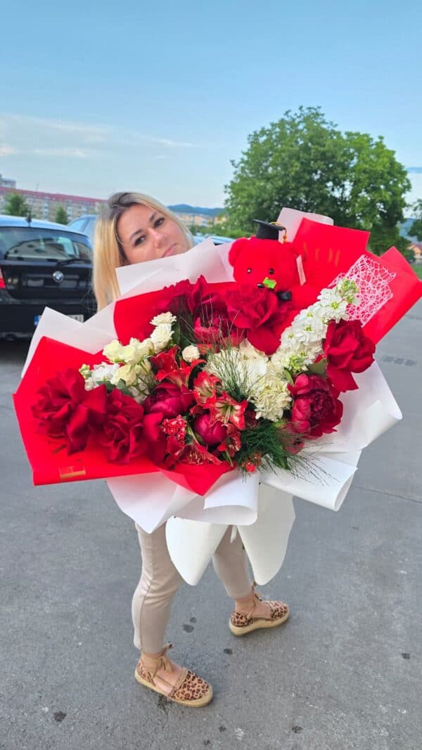 buchet premium roșu cu bujori și ursuleț cu tocă
