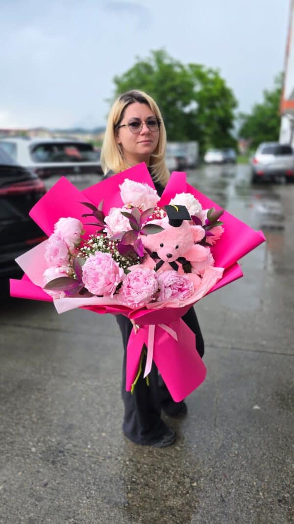 buchet luxury cu bujori roz parfumați