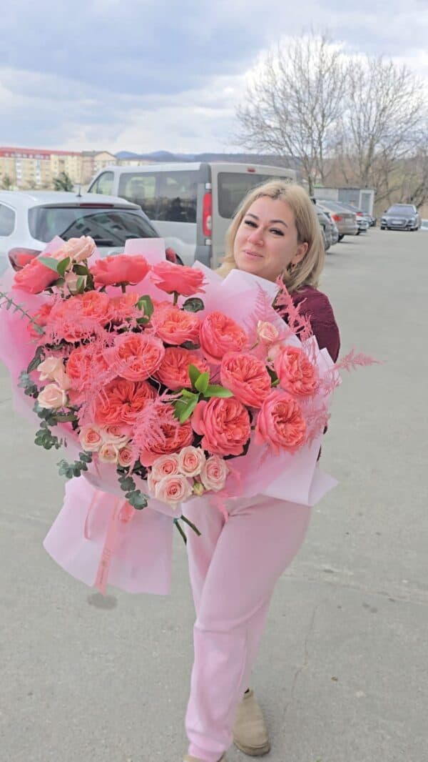 buchet romantic roz cu trandafiri premium si mini trandafiri elegant si voluminos
