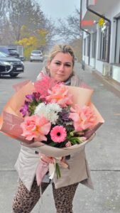 Buchet de flori roz cu trandafiri, gerbera, crizanteme albe și flori mov