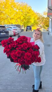 buchet mare de trandafiri roșii premium, reprezentativ pentru categoria buchete de trandafiri în toate culorile și dimensiunile – roșii, albi, roz, galbeni, mov, albaștri, buchete simple sau supradimensionate, buchete premium și buchete personalizate