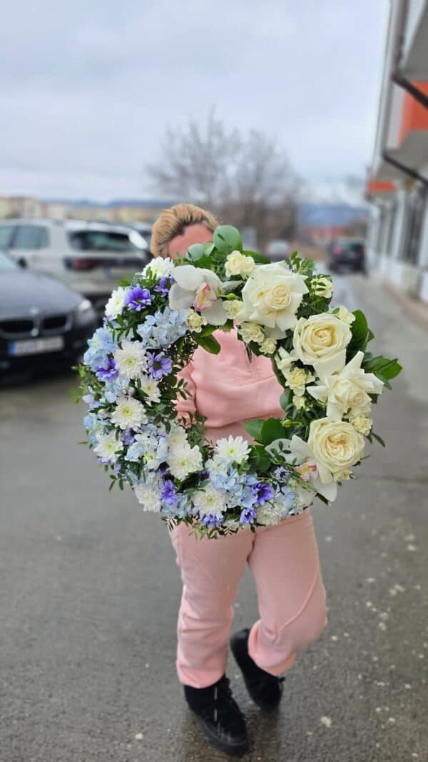 coroană funerară albă rotundă cu hortensie, orhidee și trandafiri albi
