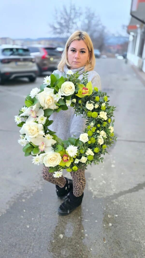 coroană funerară albă cu trandafiri, orhidee și crizanteme
