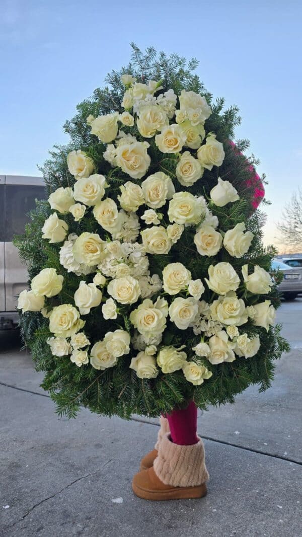 coroană funerară mare cu trandafiri albi și hortensie realizată de florăria fleur delire