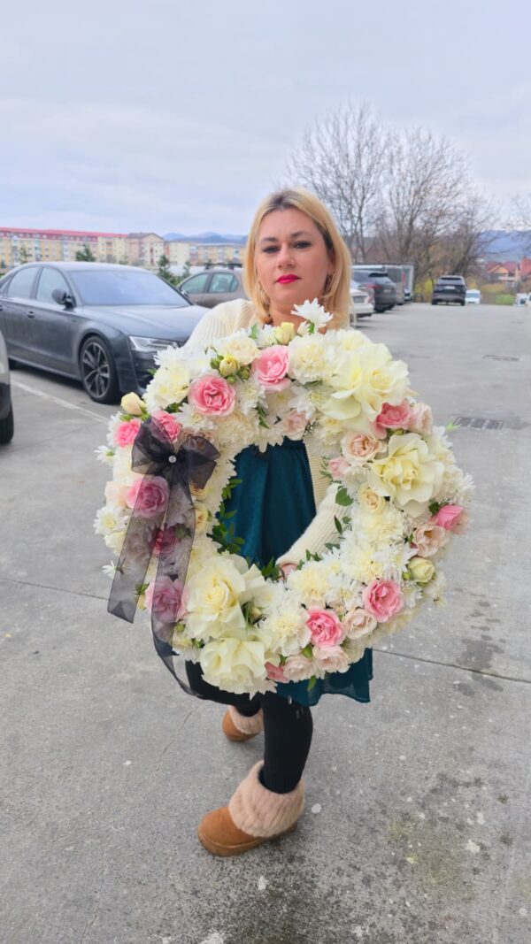 coroana funerara premium cu flori albe si roz, aranjament rotund Fleur Delire