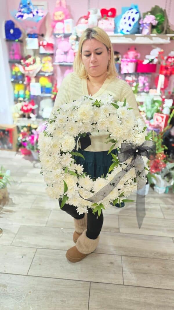 coroană funerară rotundă cu crizanteme albe și fundă neagră