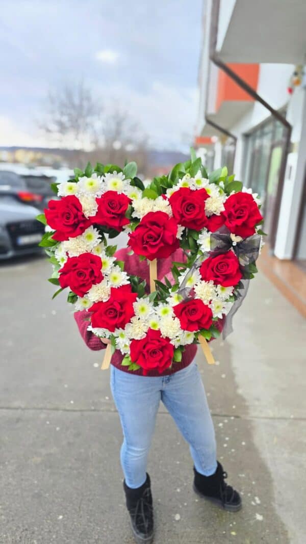 coroană funerară în formă de inimă cu trandafiri roșii și flori albe, realizată de Fleur Delire