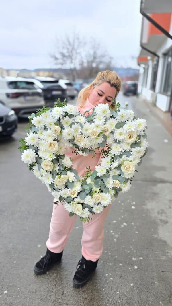 coroană funerară inimă albă cu crizanteme și mini trandafiri, model premium