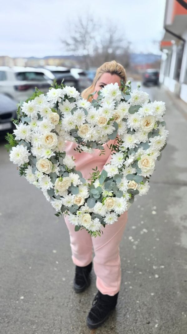coroană funerară în formă de inimă cu crizanteme albe și mini trandafiri, model elegant 55–60 cm