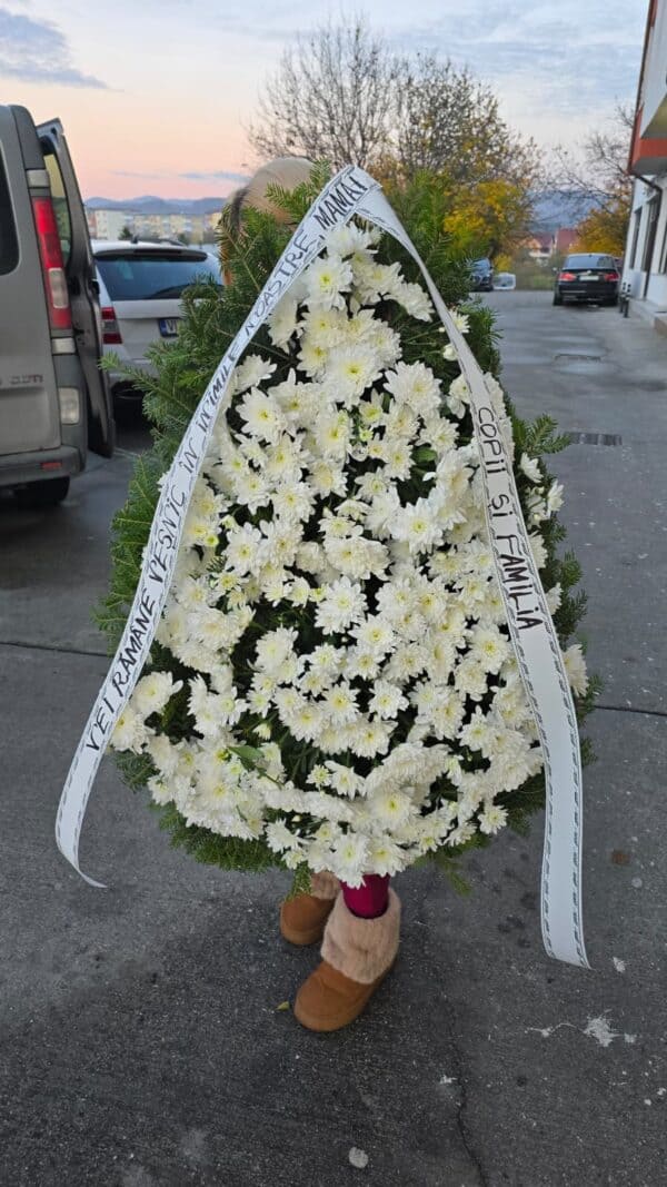 Coroana funerara tip lacrima cu crizanteme albe, model clasic, realizata de Fleur Delire Ramnicu Valcea