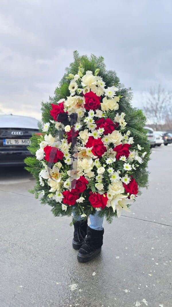 coroană funerară în formă de lacrimă cu trandafiri roșii și flori albe