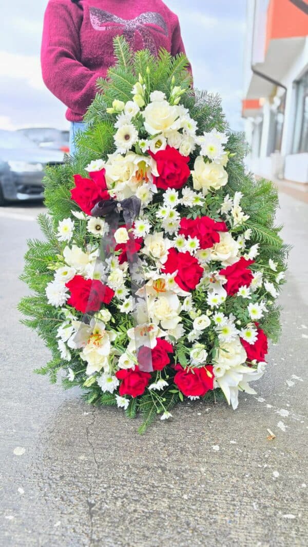 aranjament funerar lacrimă cu trandafiri roșii și flori albe