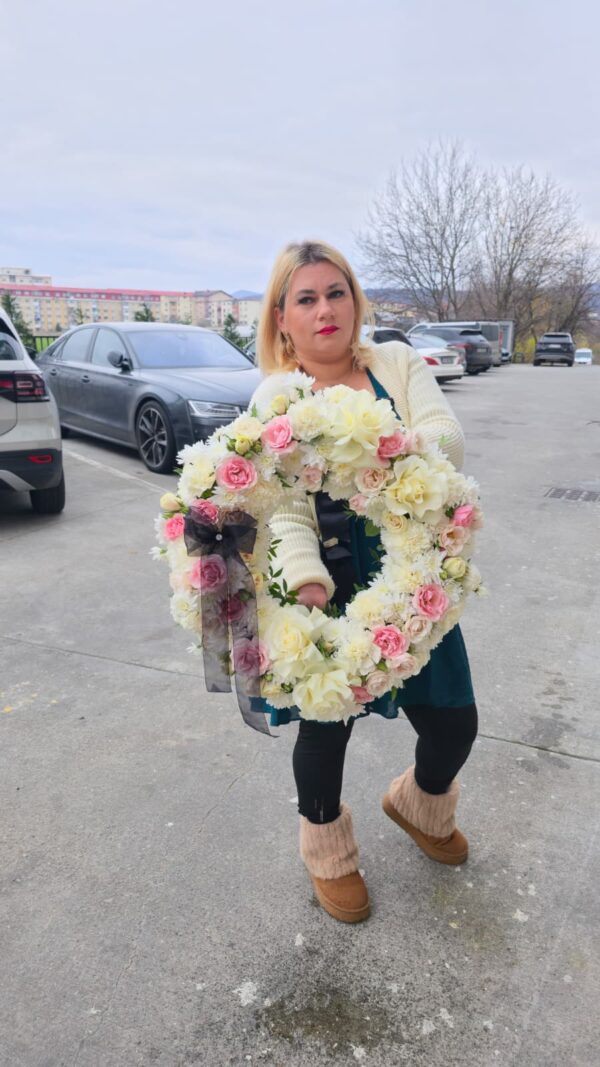 coroana funerara rotunda cu flori albe si roz, realizata de Fleur Delire