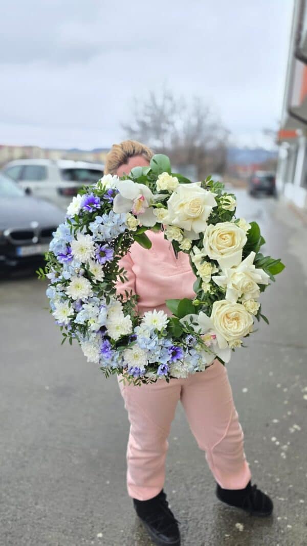 coroană funerară rotundă cu trandafiri albi, orhidee, hortensie și crizanteme, model premium 50–55 cm