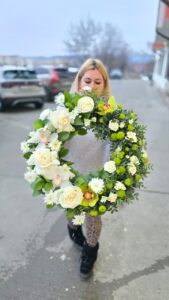 coroană funerară rotundă cu trandafiri albi, orhidee, mini trandafiri și santini