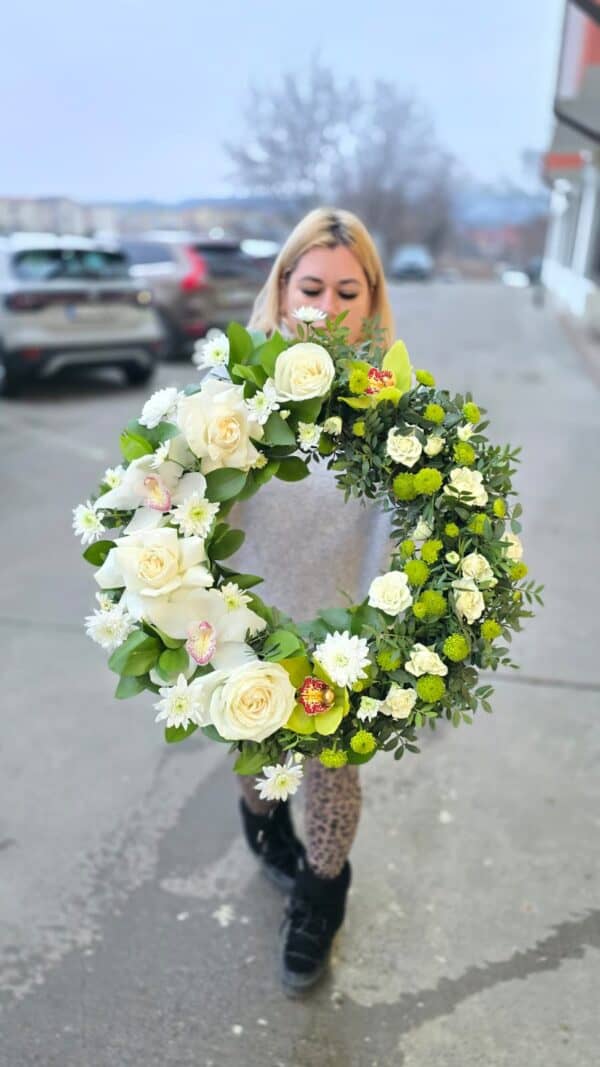 coroană funerară rotundă cu trandafiri albi, orhidee, mini trandafiri și santini