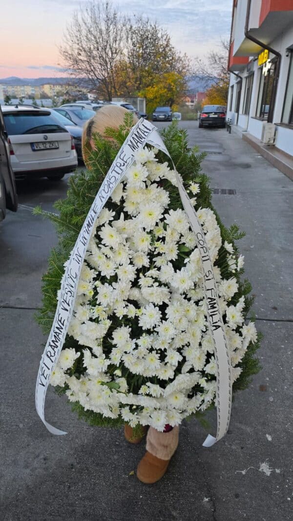 Coroana funerara tip lacrima cu crizanteme albe si verdeata naturala – Fleur Delire Valcea
