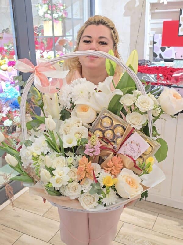 cos floral premium de primavara cu zambile frezii crini trandafiri garden lalele si cutie cu praline