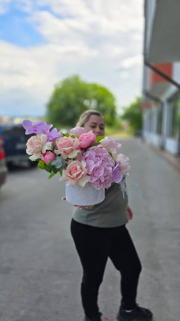 cutie florala premium cu bujori si orhidee pastelate