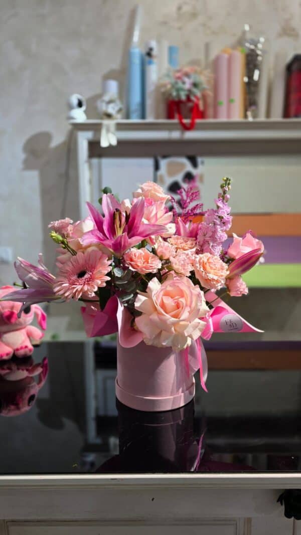 cutie cu flori roz pastel trandafiri si flori mixte
