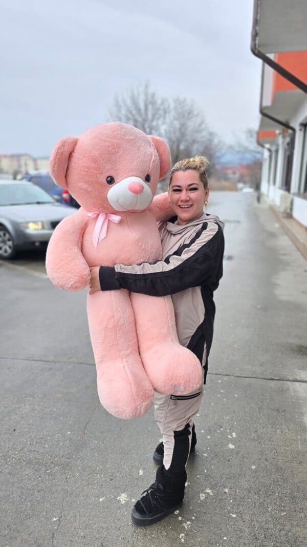 Ursulet de plus roz mare tinut in brate, cadou romantic de impact