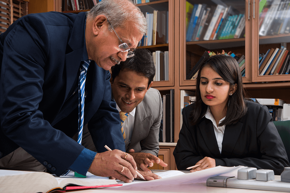 A senior trusted advisor mentoring two professionals during an HR leadership development program.