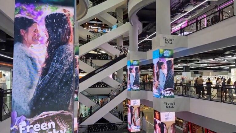 A beautiful fan-driven tribute is lighting up Bangkok this week: the 4 ELEMENTS × Union Mall LED Support Project — a fan-organized celebration of the 4 Elements anthology and its four leading pairs, running on the mall’s giant atrium LED screen.