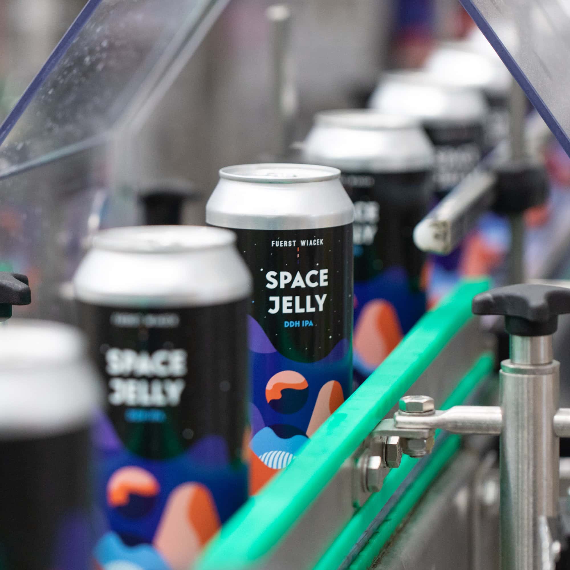 „Fuerst Wiacek Space Jelly DDH IPA“-Craft-Bierdosen auf einem Förderband in der Brauerei – ein Beispiel für innovative Verpackungen und das Bekenntnis der Brauerei zu hochwertigen, geschmacksintensiven Bieren.