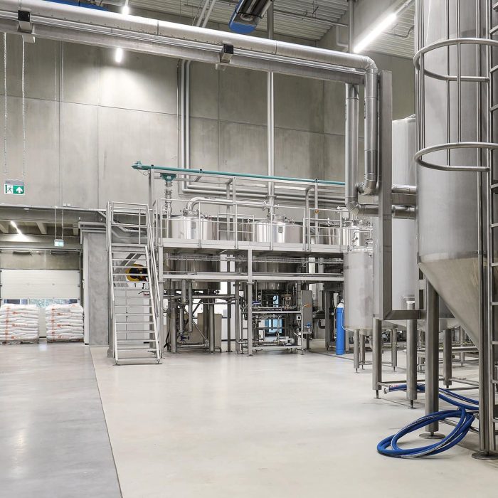 Edelstahlbrauanlagen in der Brauerei FUERST WIACEK, die moderne Craft-Bier-Produktion und Brautechnologie präsentieren.