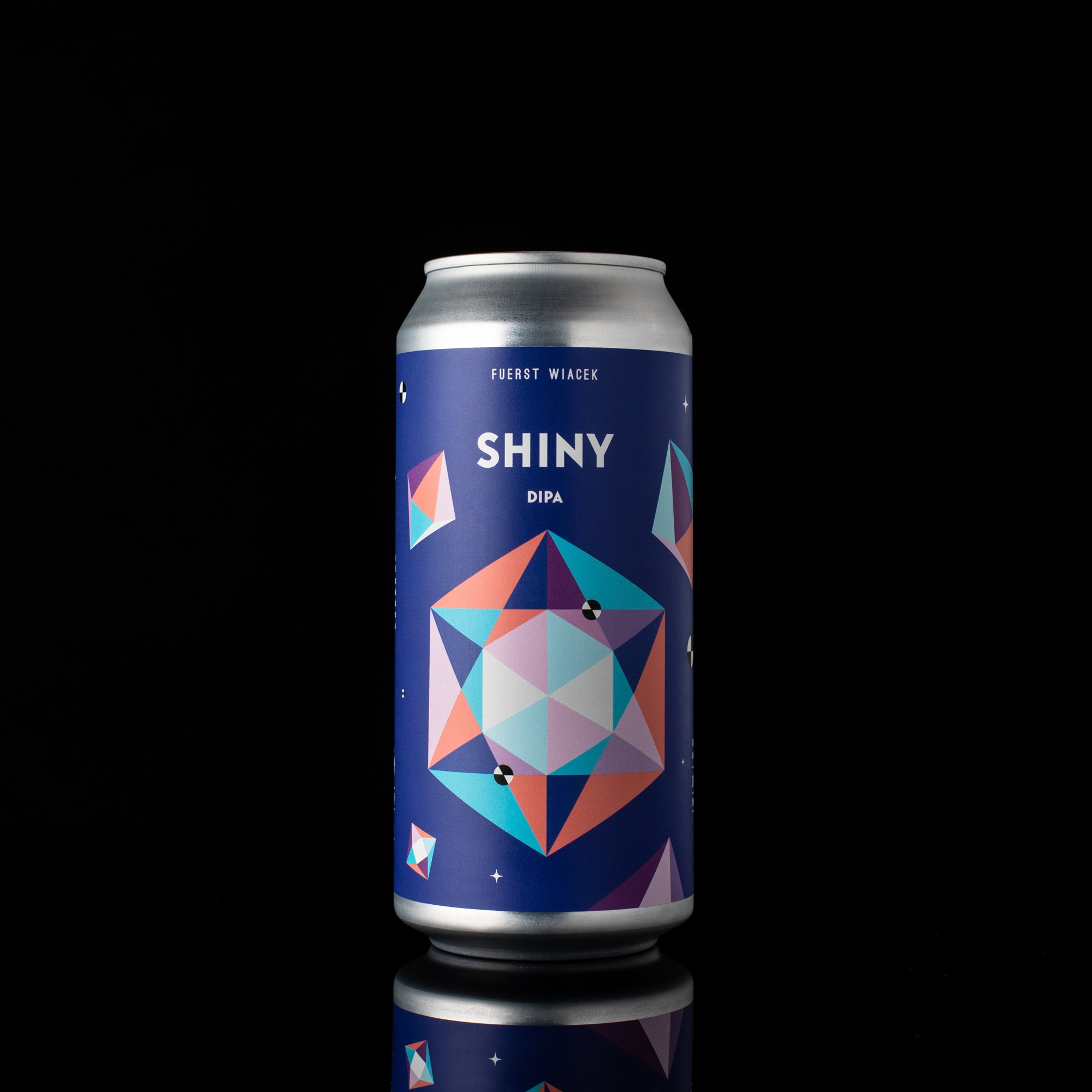 Leuchtend blaue Dose FUERST WIACEK SHINY DIPA mit geometrischem Edelsteindesign vor schwarzem Hintergrund, das das moderne und farbenfrohe Branding hervorhebt.