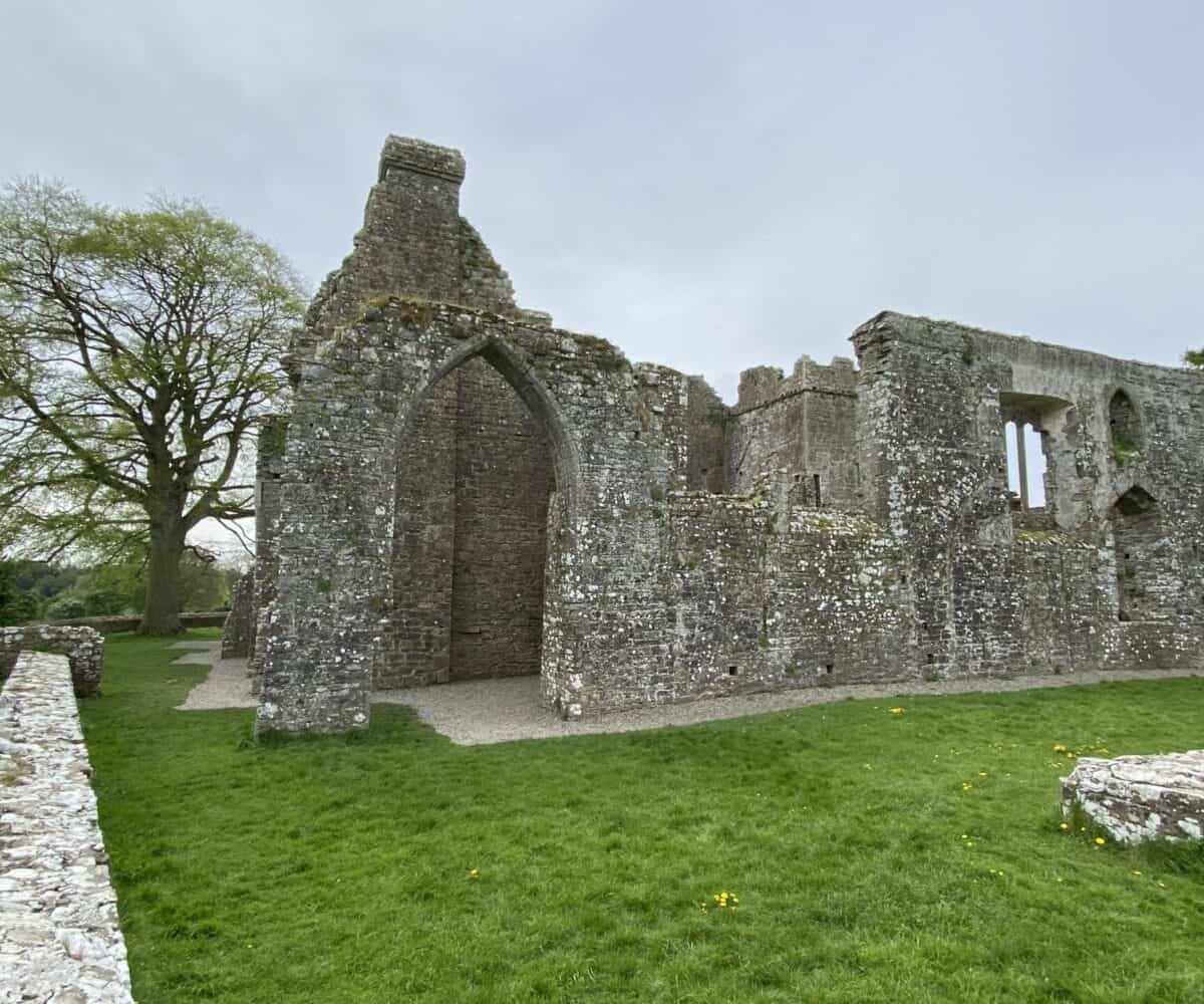 Private Day Tour. view on the stone wall and medieval cistercian abbey Bective Abbey Hugh de Lacy body picnic at the ruins