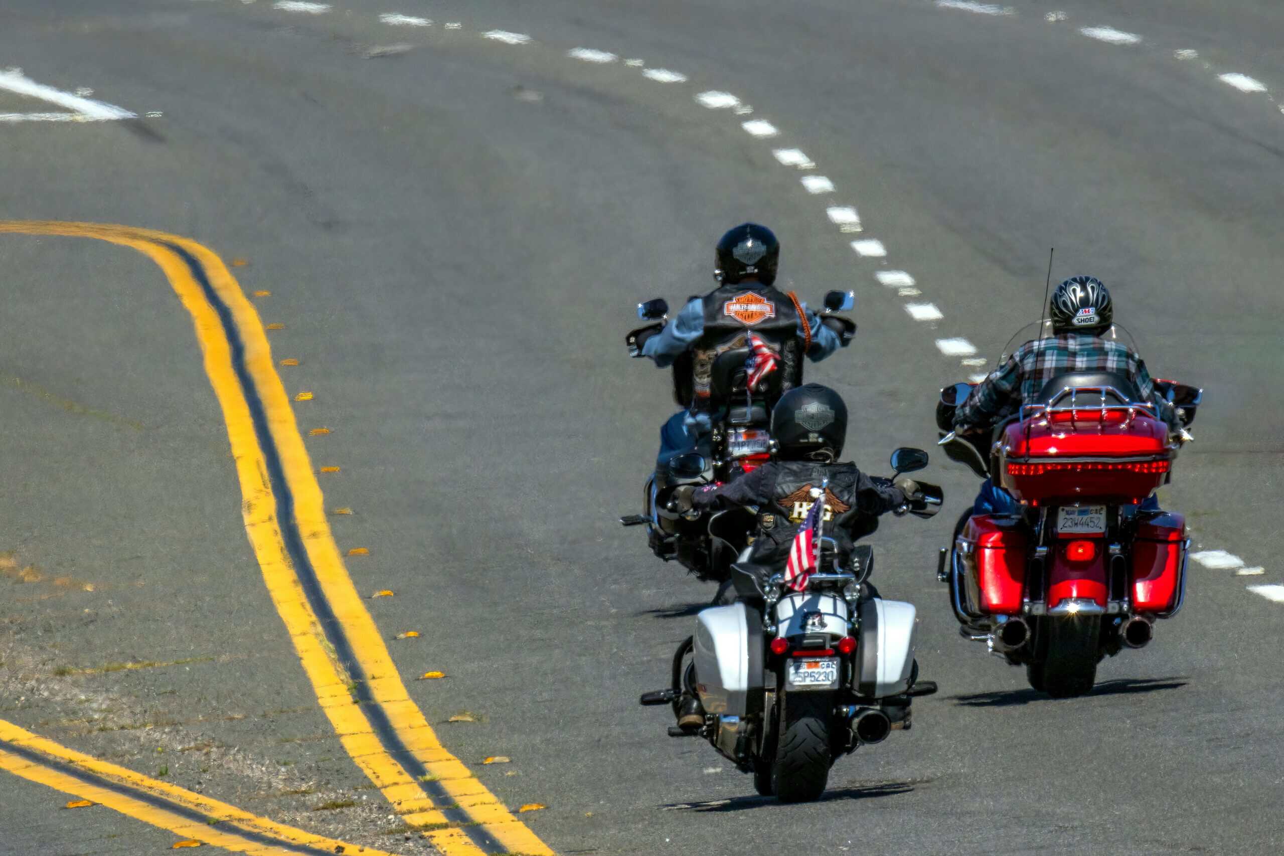 Artículo sobre la seguridad de los motoristas que circulan por una carretera de Massachusetts tras un accidente de moto