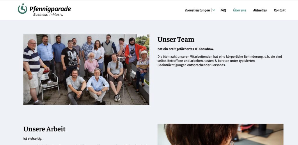Screenshot der Über Uns Seite von der Pfennigparade. Darauf ist das Team zu sehen, das viele Menschen mit Behinderung hat.