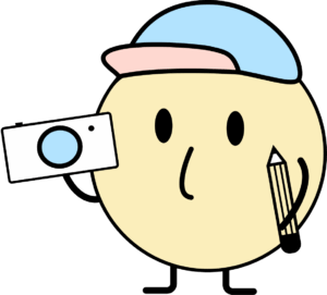 Unser Maskottchen Sam mit einem Stift und einer Kamera. Sam macht Marketing!