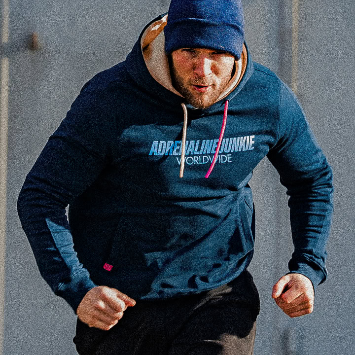 Hoodie der Marke ADRENALINE JUNKIE aus der Kampagne