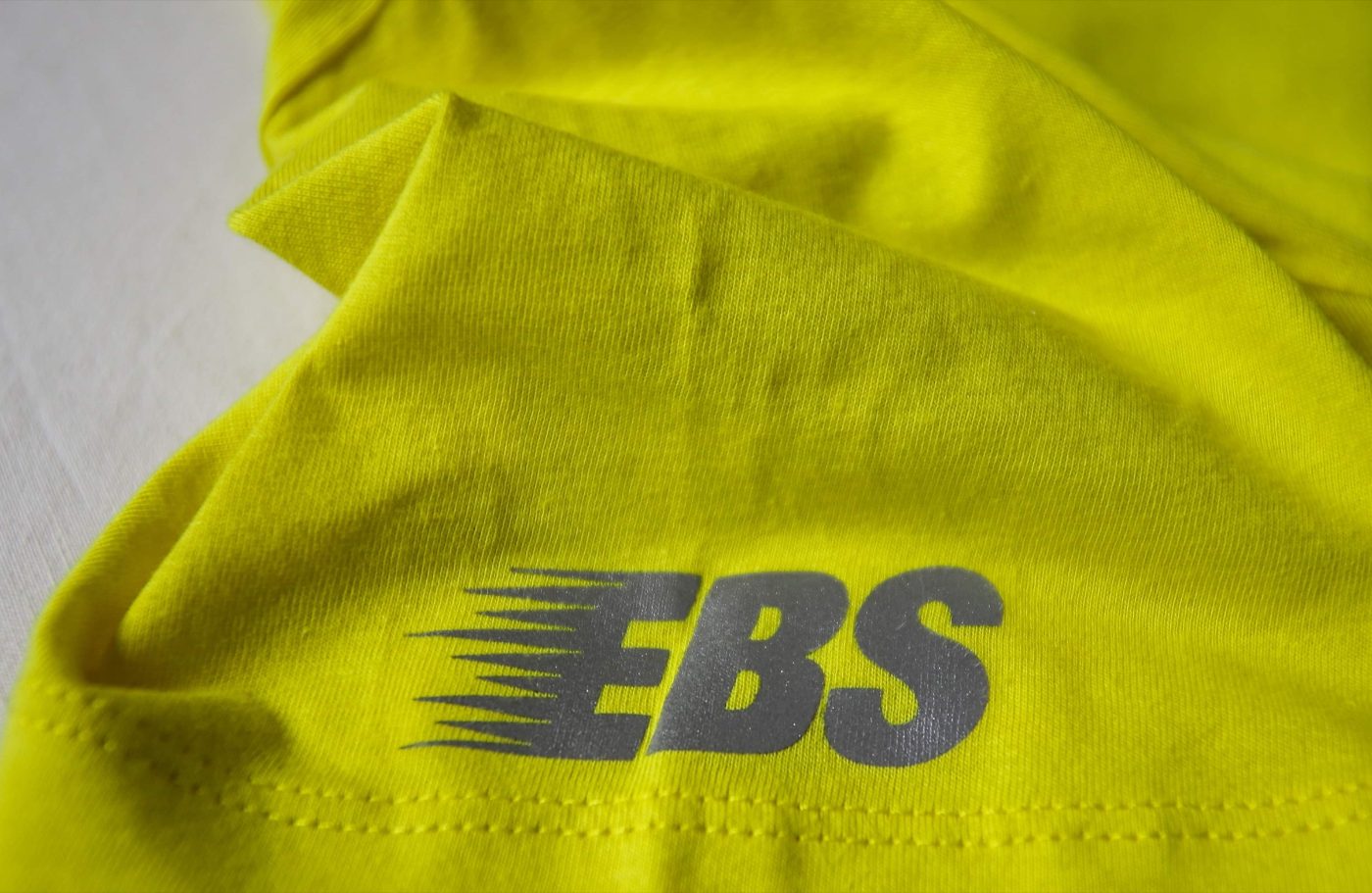 Produktfoto mit EBS-Logodruck auf gelbem Shirt