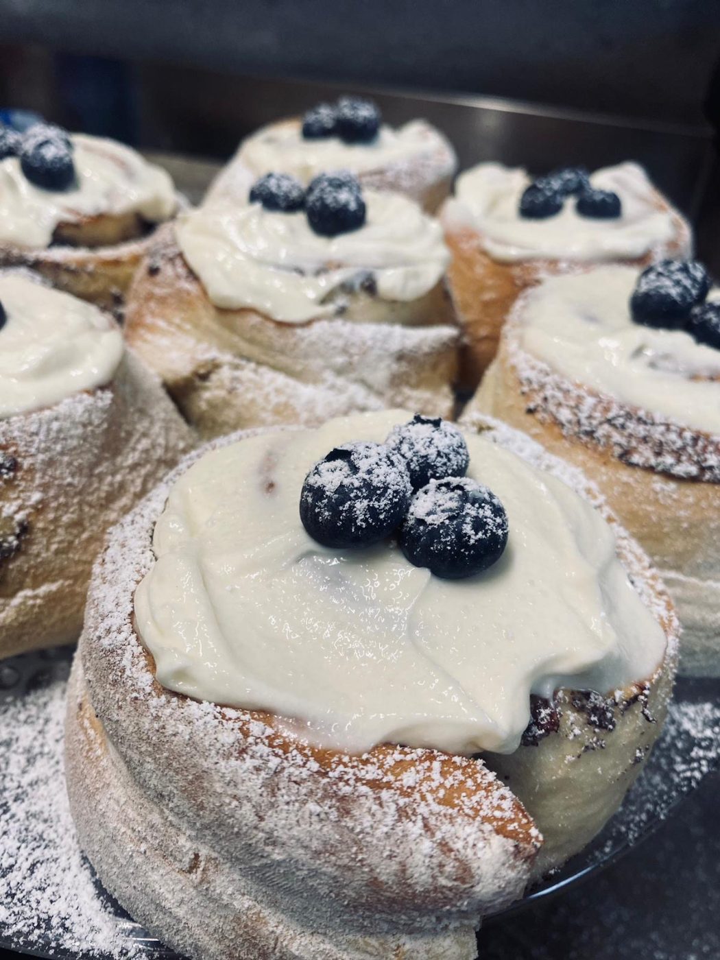 Gebäck mit Blaubeeren und Puderzucker