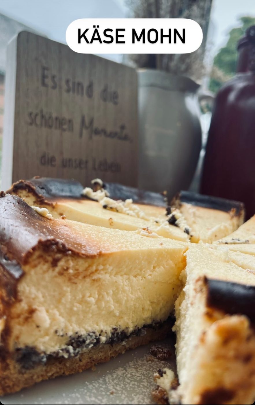 Käse-Mohn-Kuchen mit Beschriftungsschild