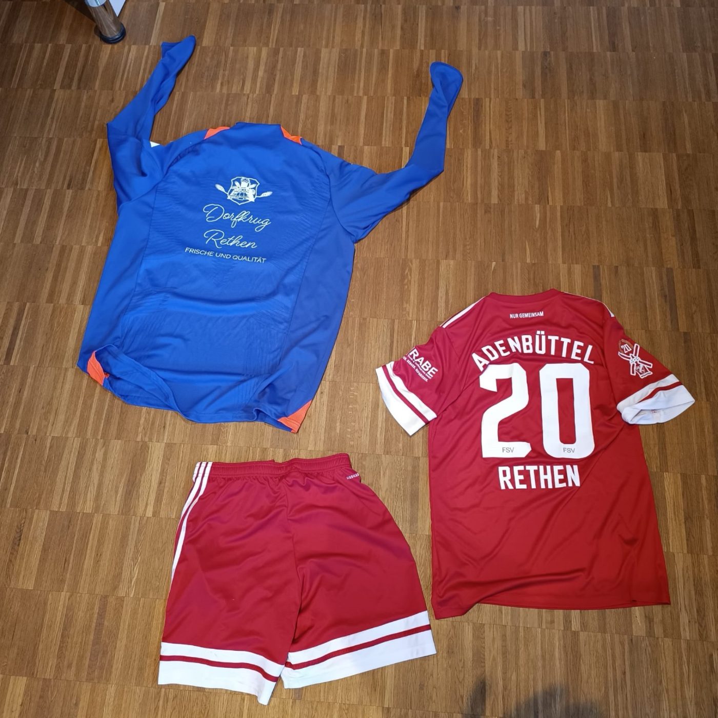 Foto eines fertig bedruckten Trikotsatzes mit Aufwärmshirt und Hose